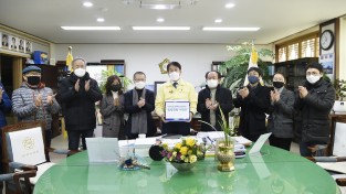 순천시민이 만든 ‘생태도시 순천조례’ 입법청원 서명부 전달